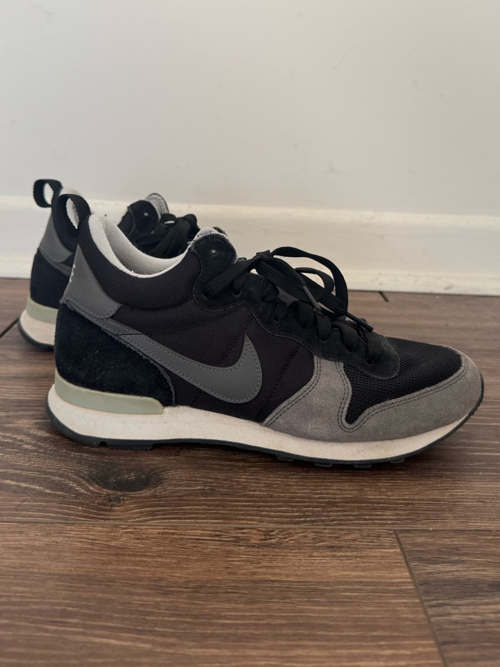 Nike Internationalist Casual Running Sneaker Black and Gray Size 9W
